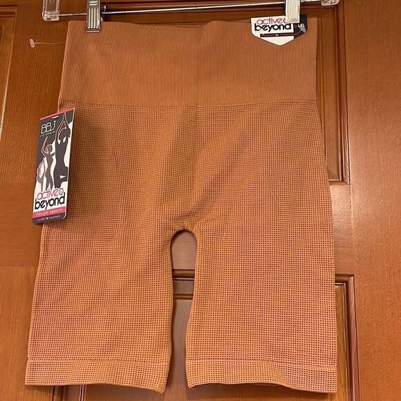 𝅺NWT Beyond Active shorts in the color rosebud. - Picture 4 of 9